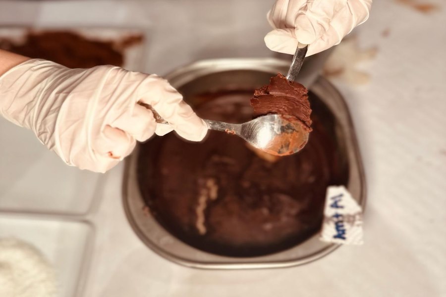 hands maaking chocolate truffles in brussels masterclass